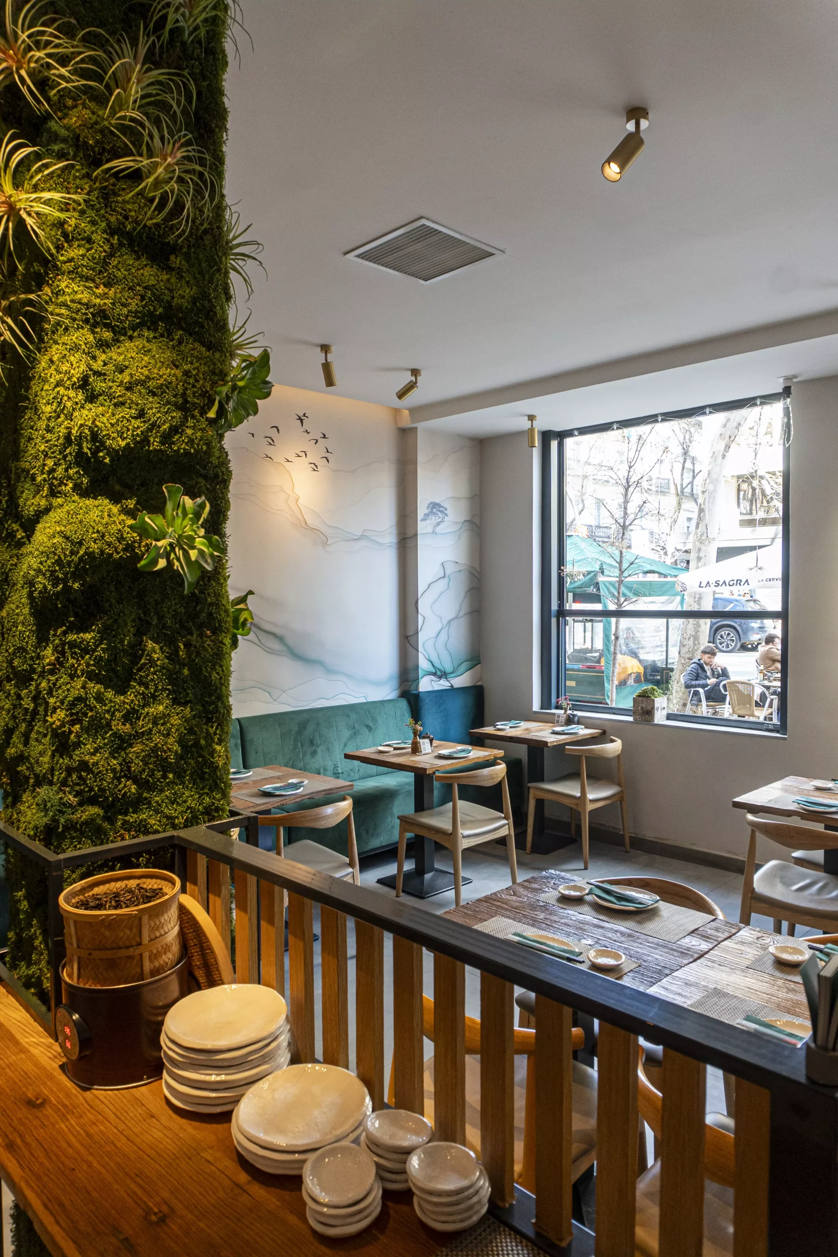 Interior acogedor de NAGOYA, el mejor restaurante japonés en Chamberí, Madrid